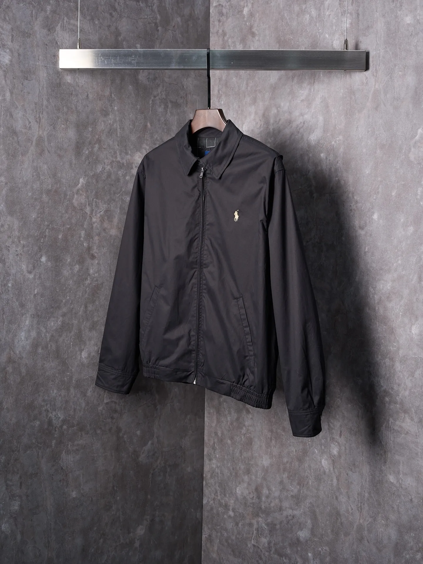 P490 Actual auction】Ralph Lauren/Ralph Lauren gold pony embroidered zipper lapel jacket [Ready stock] S M L XL custom-made cotton double-ply small diagonal elegant fabric, soft and silky, comfortable and close to the skin, with a pure black tone as the background. A touch of light gold pony logo embroidery is embellished on the chest, which is more dazzling because of the black background. Low-key and powerful. Subtle gloss changes inject breathing and vitality into the black jacket. Outline high-end silhouettes with extreme simplicity, show taste in silent places, universal adaptability to styles, use imported machine embroidery technology, use advanced computer control systems and precision mechanical components to achieve iconic pony embroidery operations, high precision, smooth and delicate lines, template machine bag opening, preset templates to guide the position, shape and size of the bag opening, accuracy ensures the quality of the bag opening effect, infrared positioning cutting machine to achieve precise positioning of materials through infrared transmitters and infrared receivers The precision can reach the micron level, thereby meeting the effect of high-precision cutting of plaid alignment. The fabrics have been carefully washed and have a better hand feel. They are not easy to deform, shrink or fade. They maintain long-term beauty and loose fit.